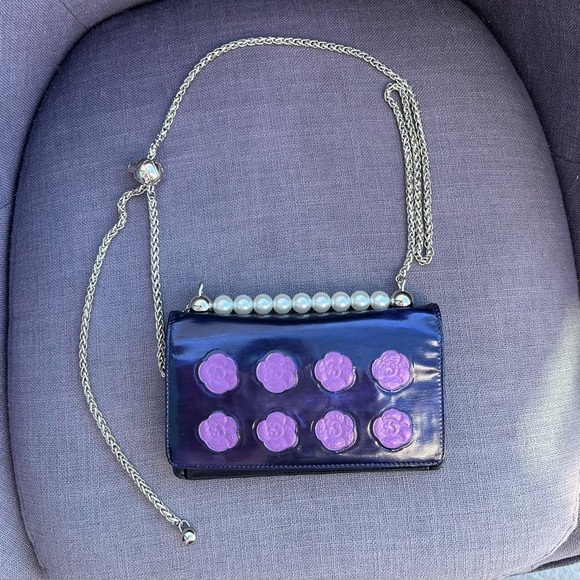 CHANEL Iridescent Camellia Makeup Palette CC Logo Patent Leather Bifold
Wallet - Picture 1 of 9